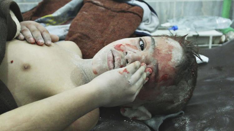 De hvide hjelme redder en dreng ud fra murbrokkerne i filmen ’Last Men in Aleppo’. Nu skriver flere russiske medier, at instruktør Feras Fayyad både lyver og har sympati for terrorisme. 