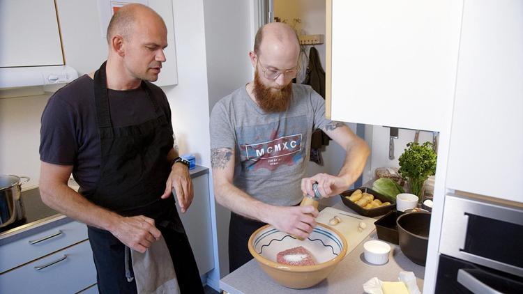 Den tidligere hofkok Jesper Vollmer assisterer her Morten i at lave den mad, han kan lide, bare billigere. 