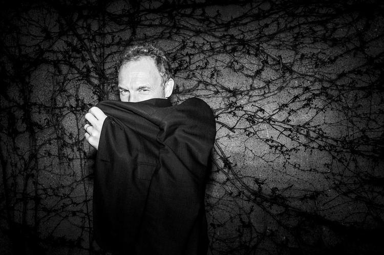 »Du skal løfte os op af glemslens mørke«, lyder det i Jón Kalman Stefánsson nye bog til en forfatter. En udtalelse, han selv til fulde efterlever. 