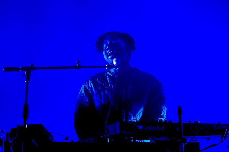 Sampha åbnede koncerten i Store Vega med sangen 'Plastic 100°C’ og skabte det første magiske øjeblik. Og herfra voksede hans storhed gennem koncerten. 