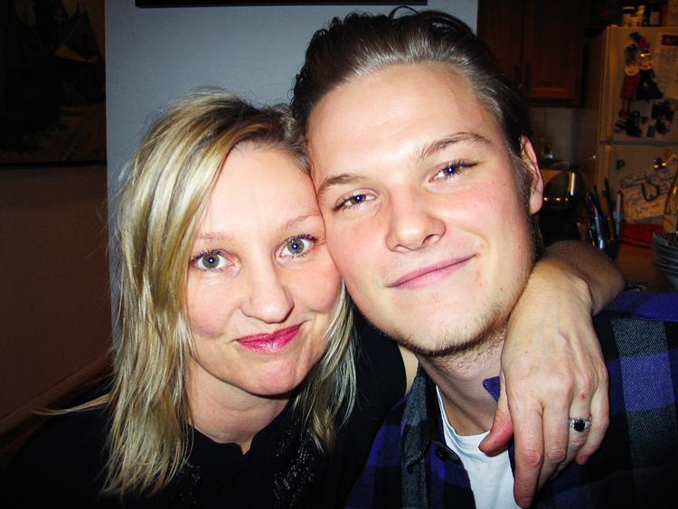 Naja Marie Aidt med sin søn Carl, der døde i en ulykke for to år siden. Det har hun skrevet mesterligt om i 'Har døden taget noget fra dig, så giv det tilbage', der udkom i marts 2017. 