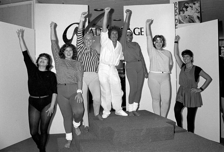 Richard Simmons skabte sit navn med fitnesscenteret 'Slimmons' i 1980’erne i konkurrence med blandt andre Jane Fonda. 
