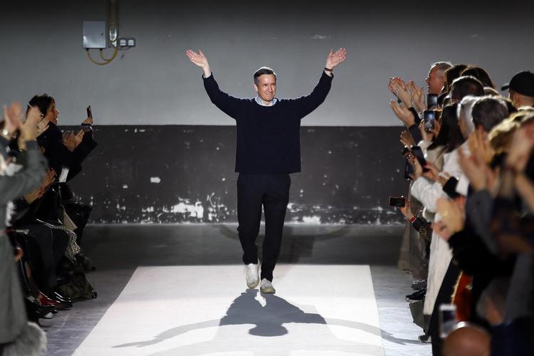 »Jeg leder efter en balance mellem noget klassisk og dårlig smag«, siger Dries Van Noten i dokumentarfilmen ’Dries’. Designeren brød igennem midt i 80’erne og har for nylig afholdt sit modeshow nummer 100. 