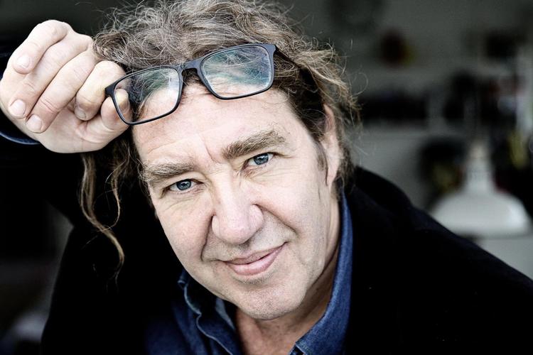 Peter Langdal skaber sig næsten aldrig i medierne, måske fordi han har vigtigere ting at tage sig til, måske fordi han ved, at teater som demokratiets kunstform evig og altid er til diskussion. 