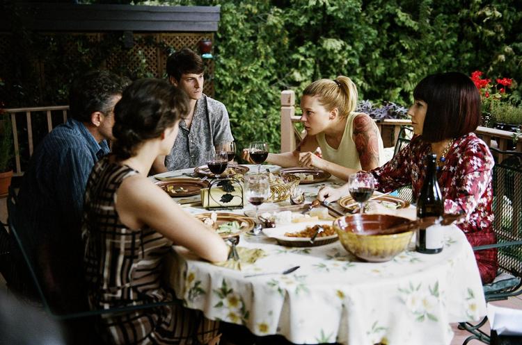 Hovedpersonen Louis (for enden af bordet) hjemme hos familien med en plan om at fortælle, at han er døende, og sige farvel. 