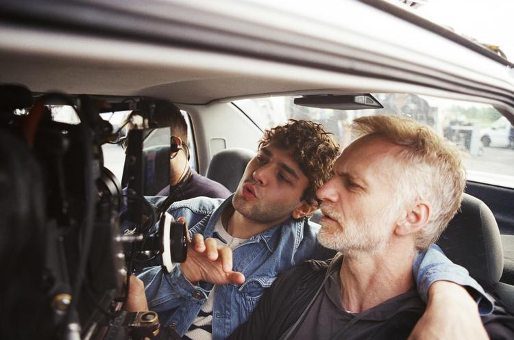 Xavier Dolan (tv.) og hans hyppige cheffotograf, André Turpin (th.), under optagelserne af en scene til ’Det er bare verdens undergang’. 