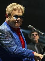 Sangeren og musikeren Elton John er blandt de kendte, som anlægger sag mod den britiske avis The Sun for ulovlig aflytning. Foto: AP 