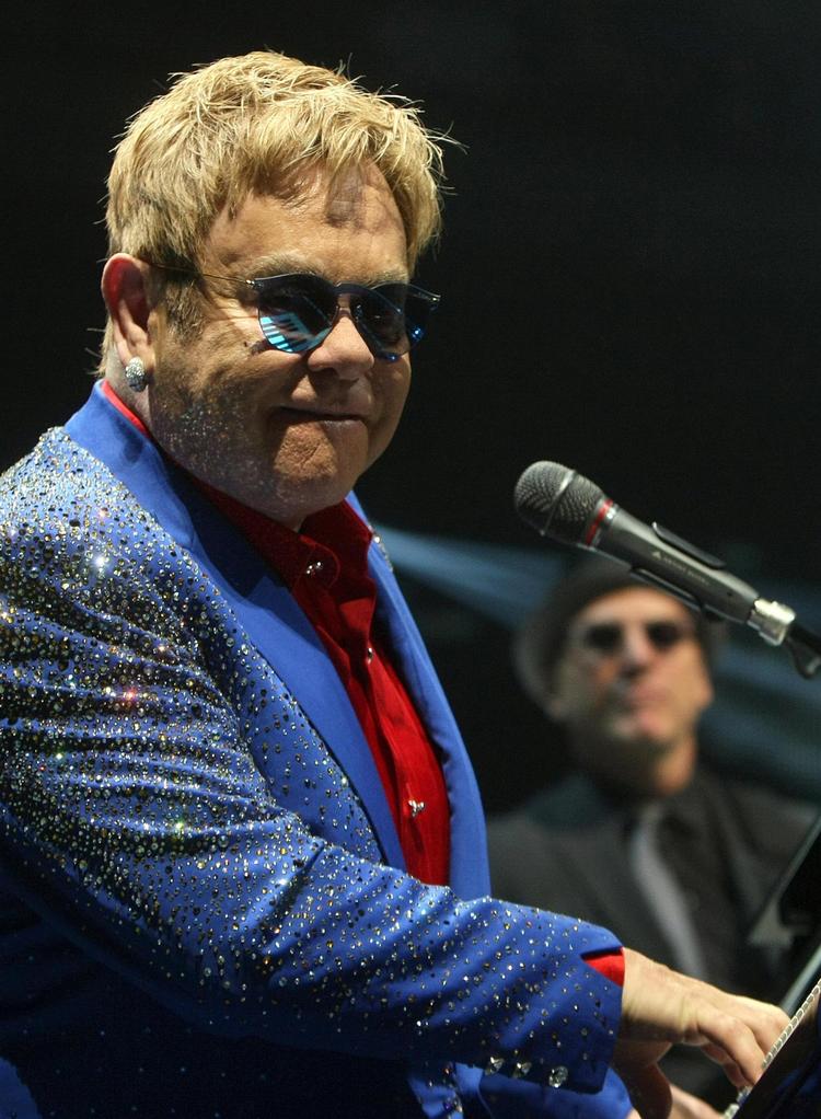 Sangeren og musikeren Elton John er blandt de kendte, som anlægger sag mod den britiske avis The Sun for ulovlig aflytning. Foto: AP 