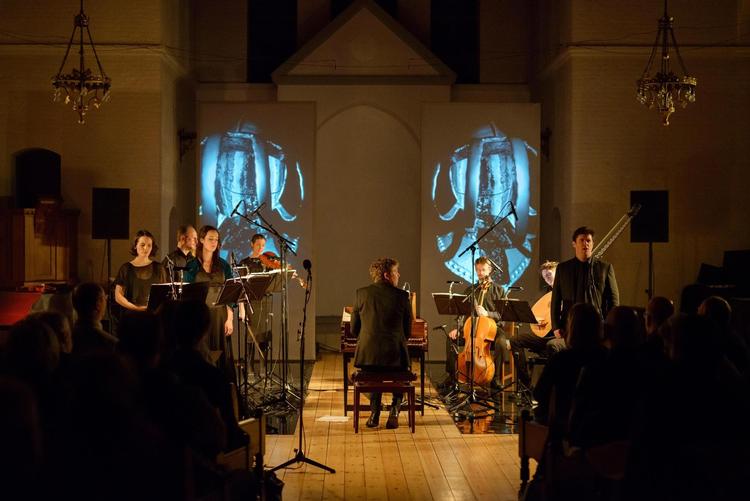 Sangerne var dramatiske og virtuose akkompagneret af vilde 1600-tals billedkollager. 