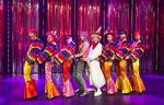 Homo-klicheerne står i kø i slutningen af 'Spamalot'. Som Village People på sukkertrip. 