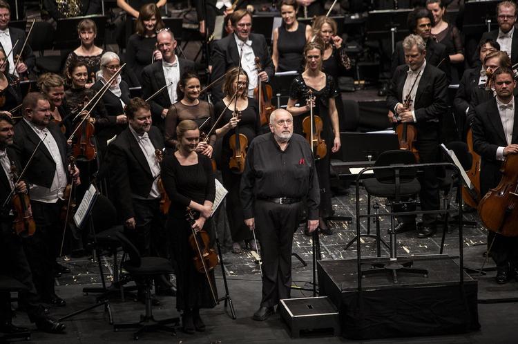 Michail Jurowski virkede fysisk plaget, men slap ikke for at gå på scenen flere gange for at modtage klapsalver. 