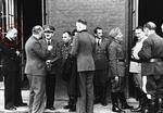 At det var Karl Dönitz, der var indskrevet i Hitlers testamente som hans efterfølger, var en overraskelse. Dönitz havde ikke været en fast del af inderkredsen omkring Hitler. Her ses han yderst til venstre til en konference med bl.a. Joachim von Ribbentrop, Hitler, Martin Bormann, Benito Mussolini og Hermann Göring. 