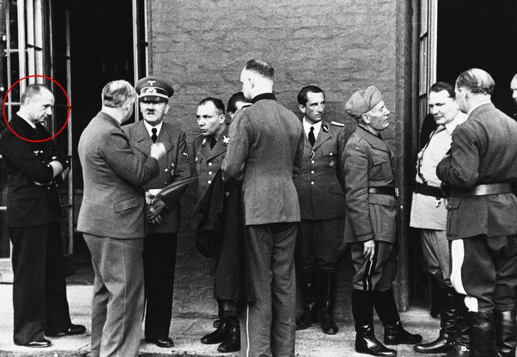 At det var Karl Dönitz, der var indskrevet i Hitlers testamente som hans efterfølger, var en overraskelse. Dönitz havde ikke været en fast del af inderkredsen omkring Hitler. Her ses han yderst til venstre til en konference med bl.a. Joachim von Ribbentrop, Hitler, Martin Bormann, Benito Mussolini og Hermann Göring. 