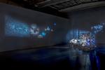 På afstand opleves Sarah Szes installation 'Timekeeper' som et enkelt skulpturelt billede. Tæt på åbner det sig i massevis af enkeltdele, man kan gå på opdagelse i, mens tiden om ikke går i stå, så i hvert fald sænker tempoet. 