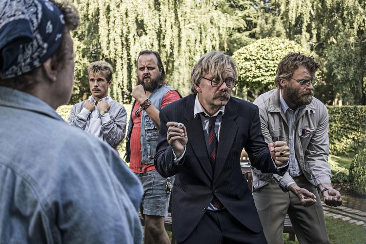 Casper Christensen og Frank Hvam skrev og spillede med i filmen 'Dan Dream' fra 2017, hvor der blev sagt mange racistiske vittigheder. Filmen er siden blevet årsag til debat på Den Danske Filmskole, fordi en underviser viste fraklip. Det fik ifølge filmmagasinet Ekko flere elever til at udvandre fra undervisningen.. 