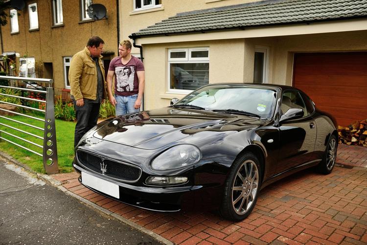 Mike Brewer er ved at købe en Maserati, som viser sig ikke at være i alt for god stand. Men det klarer Edd China. 