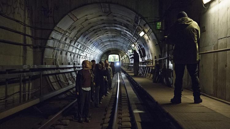 Gidseltagerne tvinger passagerer ud af metrovognen i den nye dramaserie.   