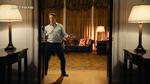 Hugh Grant er genvalgt som premierminister i opfølgeren til ’Love Actually’. I den første film danser han, da han har sat den amerikanske præsident på plads, i opfølgeren danser han, fordi han er tilbage i Downing Street 10 – og falder og slår armen. 