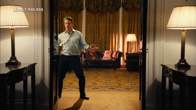 Hugh Grant er genvalgt som premierminister i opfølgeren til ’Love Actually’. I den første film danser han, da han har sat den amerikanske præsident på plads, i opfølgeren danser han, fordi han er tilbage i Downing Street 10 – og falder og slår armen. 