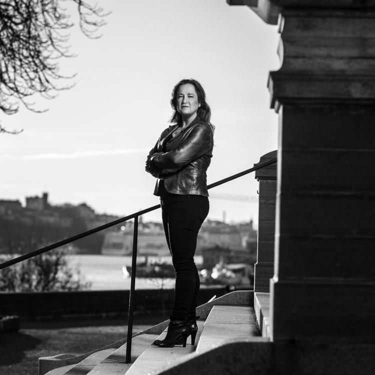 Malin Persson Giolitos roman skildrer det stockholmske jetset med Volvo i guld og ægte kaviar på knækbrødet. Pressefoto Viktor Fremling