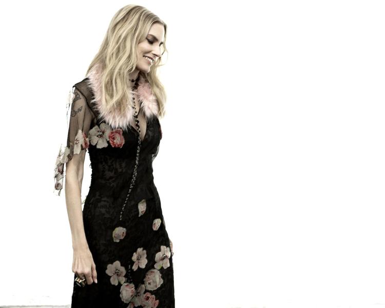 Aimee Mann er stadig den blonde og begavede sangskriver, der skriver om kærlighed med yndefuld resignation og honningblød frasering. Men lidt hård kant af erfaring er føjet til. 