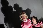 To lyserøde flæsemonstre, men det er Kirsten Olesens Bugtaler-Dukkelise, der siger sandheden til Tina Gylling Mortensen som Dukkelise, det forvoksede barn. 