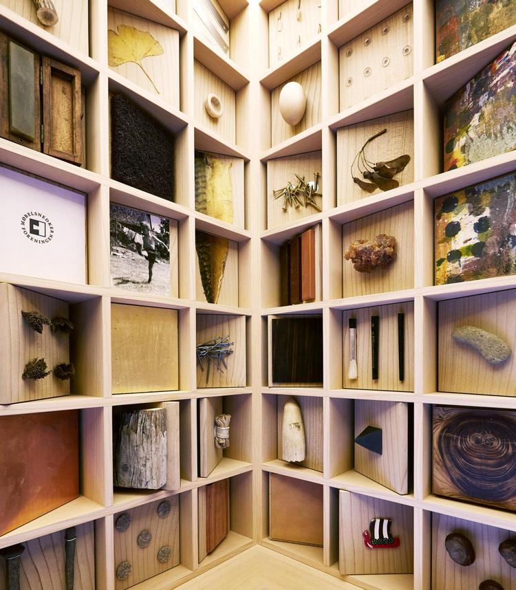 Man kan bruge halve og hele timer i Anders Lunderskovs 'Wunderkammer', der er som en rejse tilbage til barndommens udforskninger. 