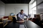 Skakspillet på professor Espen Aarseths kontor er en særudgave, hvor tre personer kan dyste mod hinanden på samme tid. 