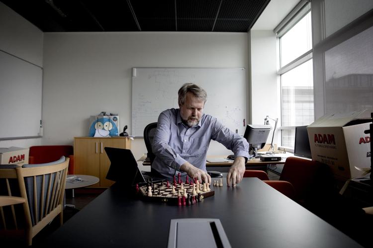 Skakspillet på professor Espen Aarseths kontor er en særudgave, hvor tre personer kan dyste mod hinanden på samme tid. 