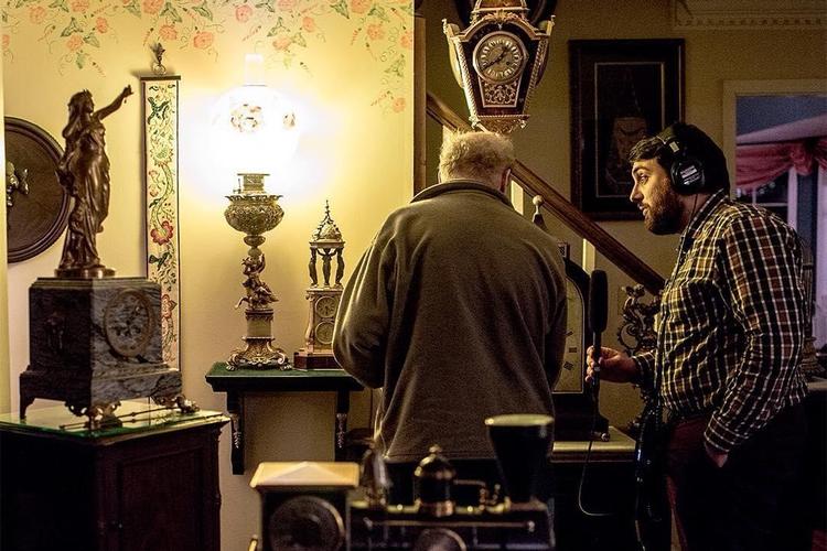 Radiojournalist Brian Reed (th.) er sammen med produktionsselskabet   Serial Produtions blevet genstand for et sagsanlæg fra de efterladte til John B. McLemore, hovedpersonen i Reeds hitpodcast 'S-Town'. På arkivfotoet her er han i gang med at interviewe én af de medvirkende i podcasten 'S-Town', nemlig en pensioneret urmager og personlig ven af John B. McLemore (tv).  Andrea Morales