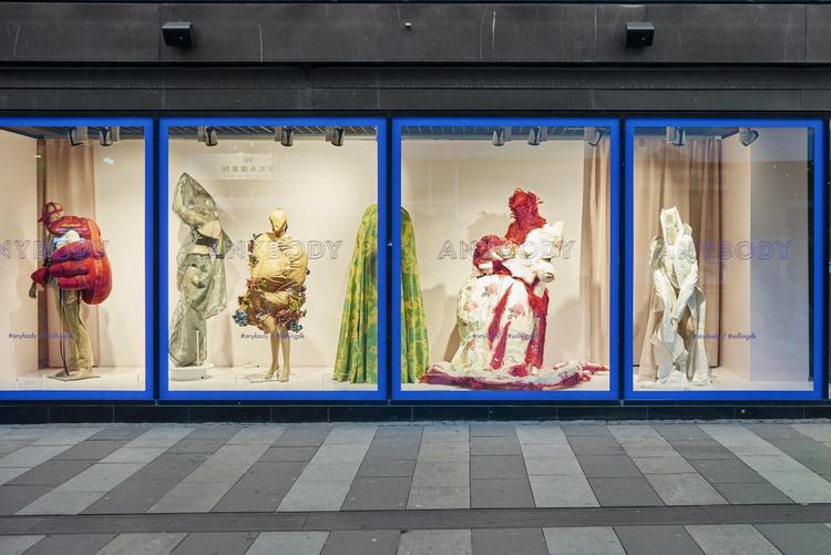 To af vinduerne fra Sallings alternative udstilling. Pr-foto Alexander Höllsberg