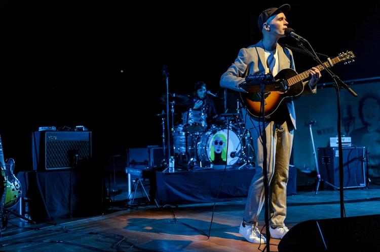 DR Koncerthusets publikum var torsdag i selskab med Jens Lekman, hans guitar og de spørgsmål i livet, han stadigvæk søger svar på. 