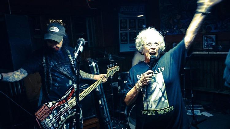 Merle og Arleta giver den gas på scenen, da G.G. Allin og Murder Junkies skal mindes med høj punkrock. 