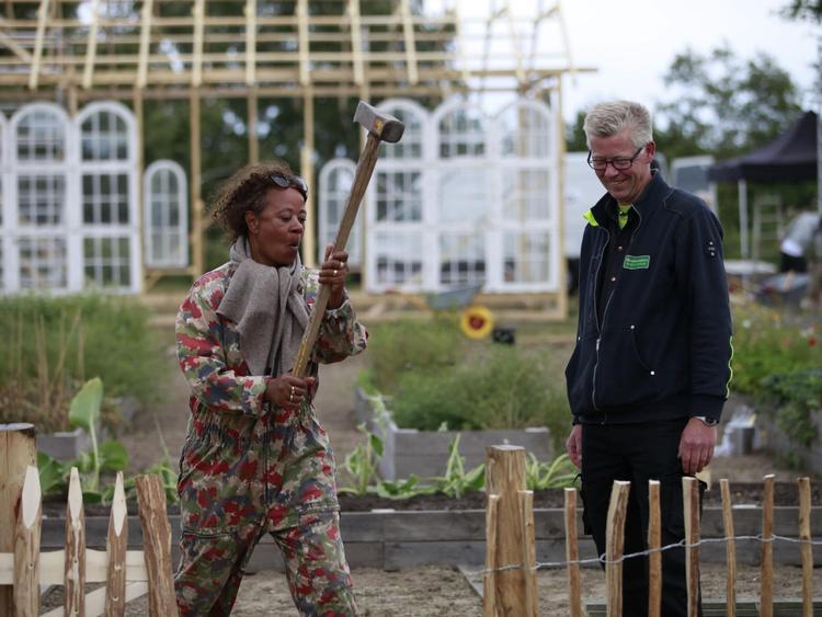 Hella Joof har fået sig en have – og nu også sit eget haveprogram, hvor hun hiver eksperter som Have-Henrik ind. 