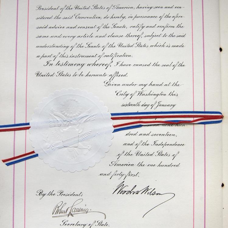 Salgstraktaten for salget af Dansk Vestindien, her traktatens sidste side underskrevet af den amerikanske præsident, Woodrow Wilson, og hans udenrigsminister, Robert Lansing. 