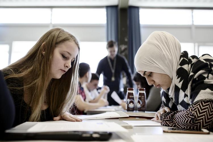 Eleverne i 9.v på Skolen på Amagerbro forbereder sig til eksamen. De skal have styr på, hvordan man perspektiverer til livets store spørgsmål om liv, død og kærlighed. 