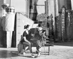 Den gamle klovn, Charlie Chaplin, redder den unge balletdanserinde Thereza, Claire Bloom. Foto: Miracle film 