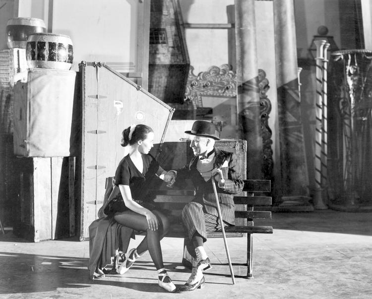 Den gamle klovn, Charlie Chaplin, redder den unge balletdanserinde Thereza, Claire Bloom. Foto: Miracle film 