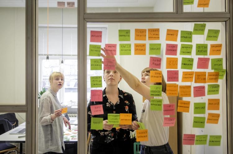 Astrid Dynesen (i midten), Cecilie Kragh-Schwarz (tv.) og Mette Mut Andreasen (th.) fra Pluralisterne samler på ideer til kildelister. Emnerne spænder fra rollespilsentusiaster til miljøeksperter. 