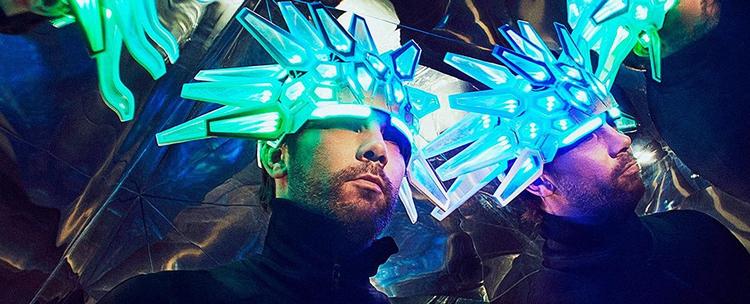 Frontfigur Jay Kay med ny lysende hat. 