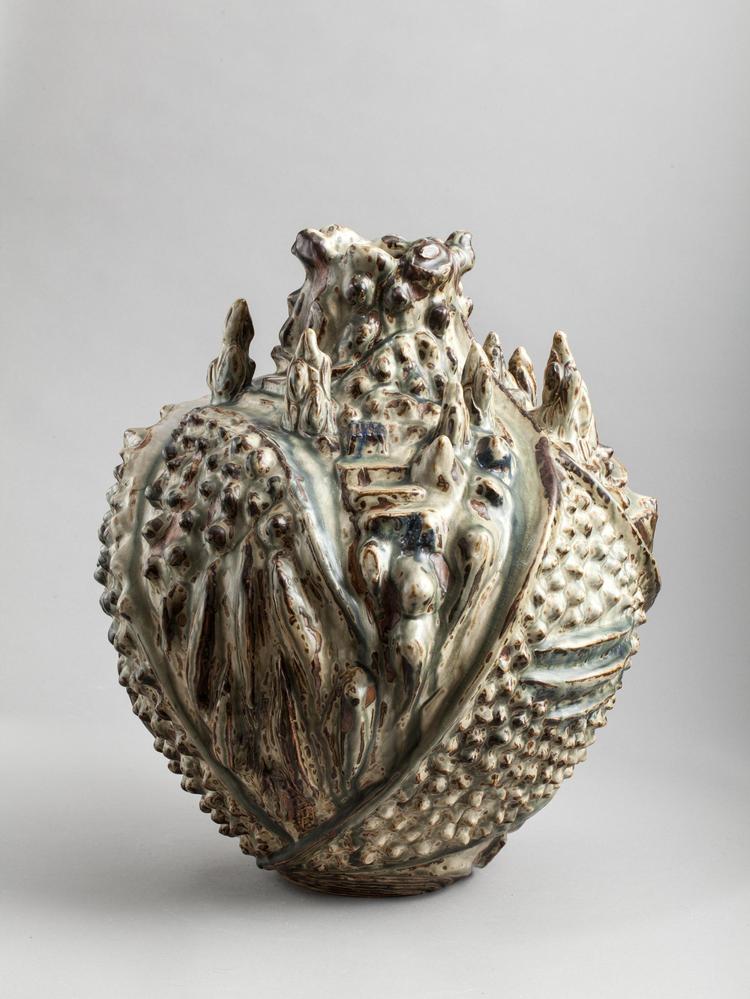 ’Vejen til Grasse’ (foto) og ’Vase i spirende stil’ (nedenfor) er titlerne på de to krukker, der inkarnerer Axel Saltos naturbegejstring omsat til keramik. 