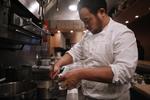 Kokken David Chang er kokkenes svar på Georg Gearløs, når han eksperimenterer sig frem til nye retter i køkkenet. 