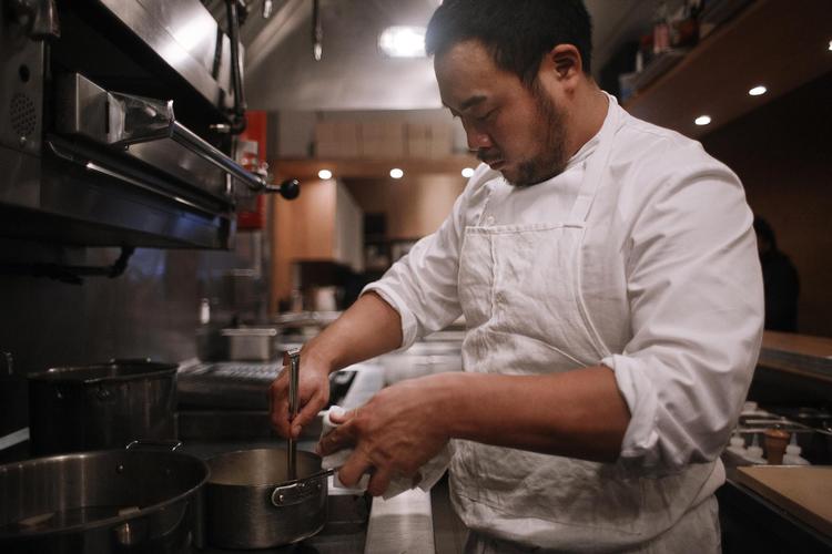Kokken David Chang er kokkenes svar på Georg Gearløs, når han eksperimenterer sig frem til nye retter i køkkenet. 