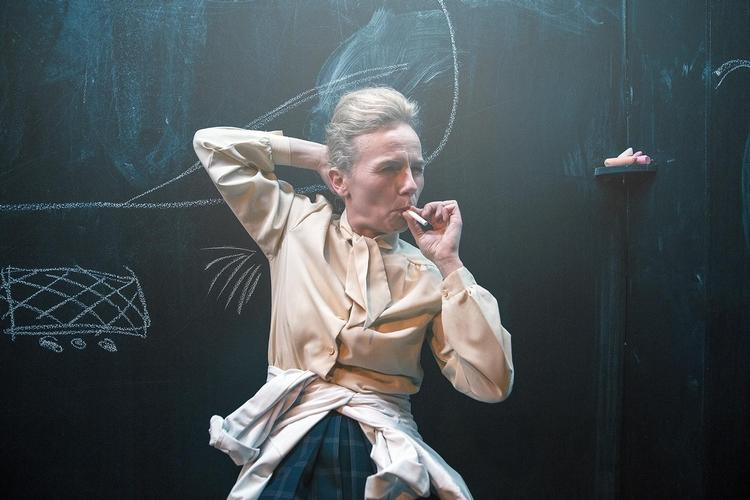 Mette K. Madsen lyser op som rødstrømpe med al sin indebrændthed og kridttegnet hårdusk under armene. 