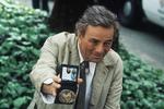 Peter Falk som politidetektiven Columbo i serien af samme navn. 