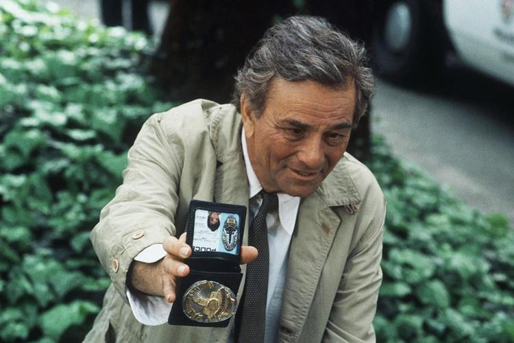 Peter Falk som politidetektiven Columbo i serien af samme navn. 
