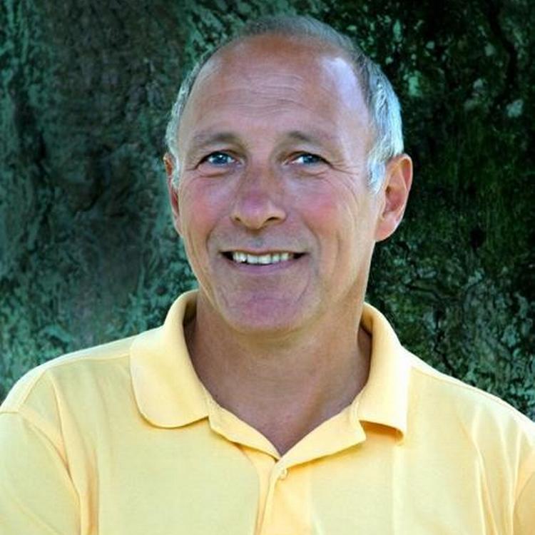 Henrik Sell har boet i Aarhus, siden han var 5 år gammel, og er i dag vicedirektør på byens naturhistoriske museum. 