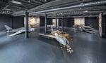 Anselm Kiefer har parkeret fire gigantiske fly og fire malerier i kæmpemæssige skalaer i Copenhagen Contemporarys store hangarlignende hal på Papirøen. Foto: Copenhagen Contemporary 