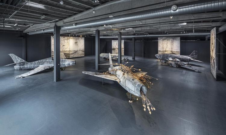 Anselm Kiefer har parkeret fire gigantiske fly og fire malerier i kæmpemæssige skalaer i Copenhagen Contemporarys store hangarlignende hal på Papirøen. Foto: Copenhagen Contemporary 