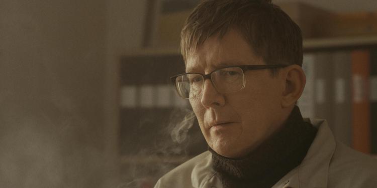 I rollen som den mislykkede filminstruktør må Thomas Bo Larsen sluge al kunstnerisk stolthed og blive pornoinstruktør.  